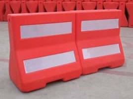 Rotomoldagem para barreira de tráfego de plástico